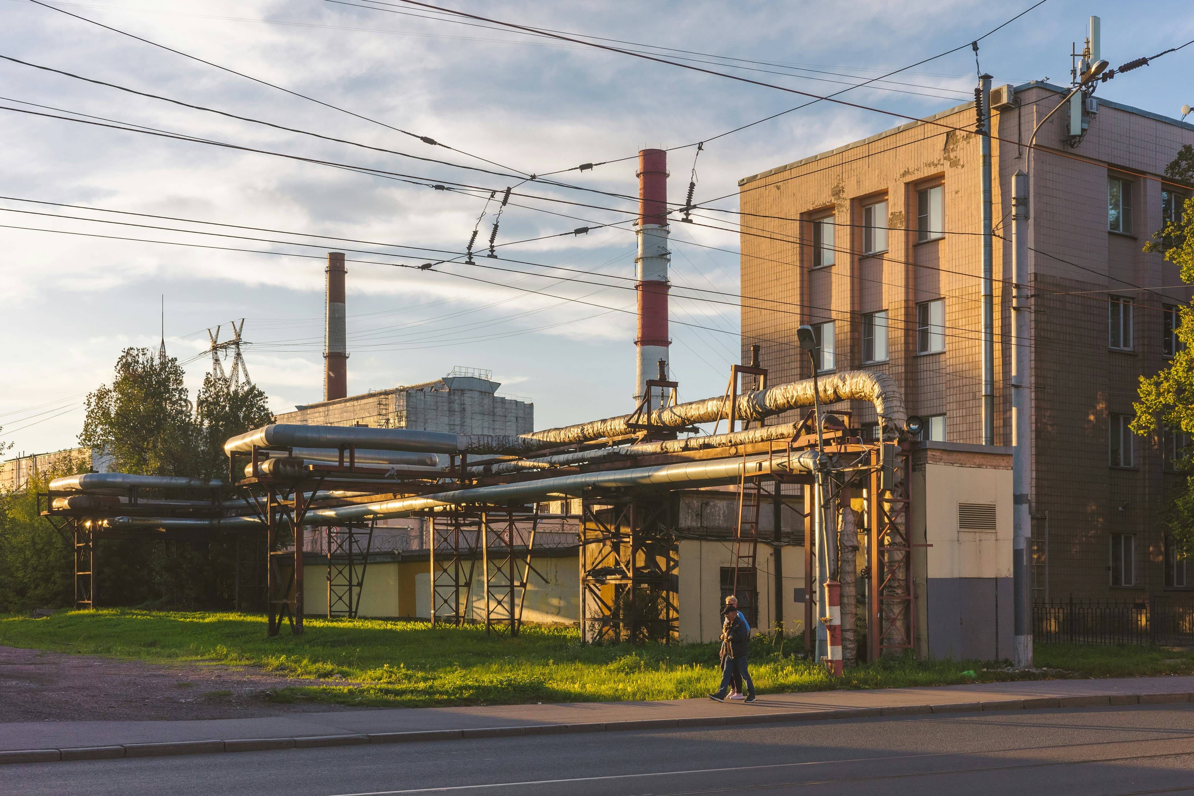Un site industriel au coucher du soleil