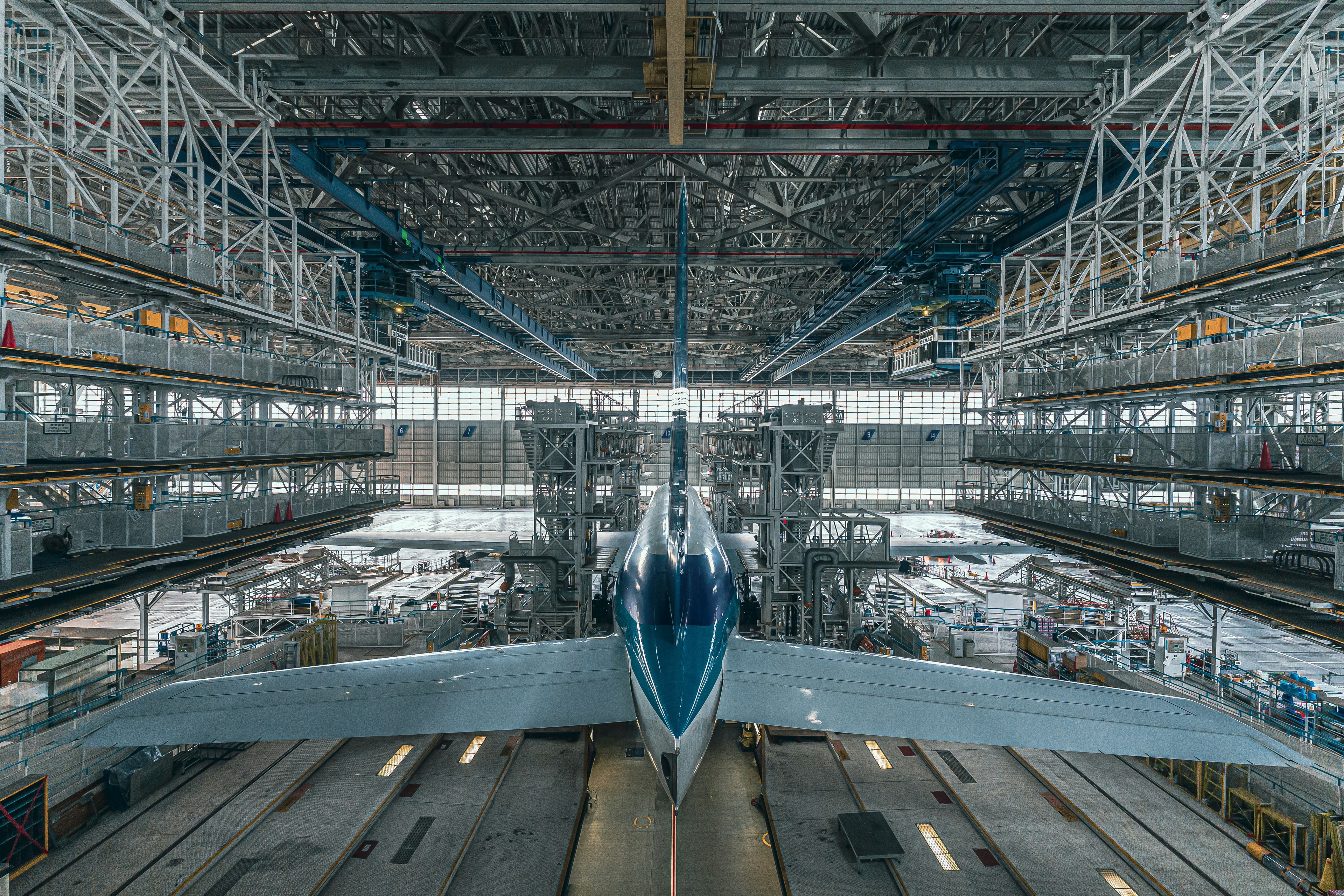 Un avion de chasse dans un hangar d'assemblage