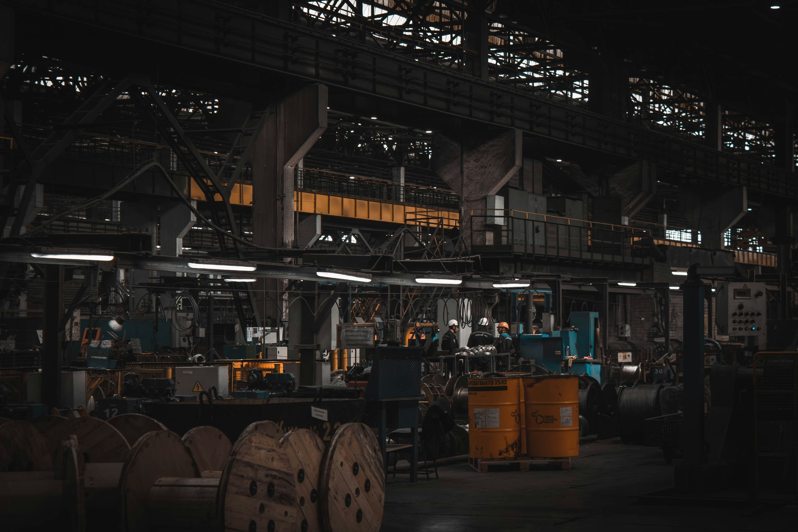 Un atelier industriel dans la pénombre