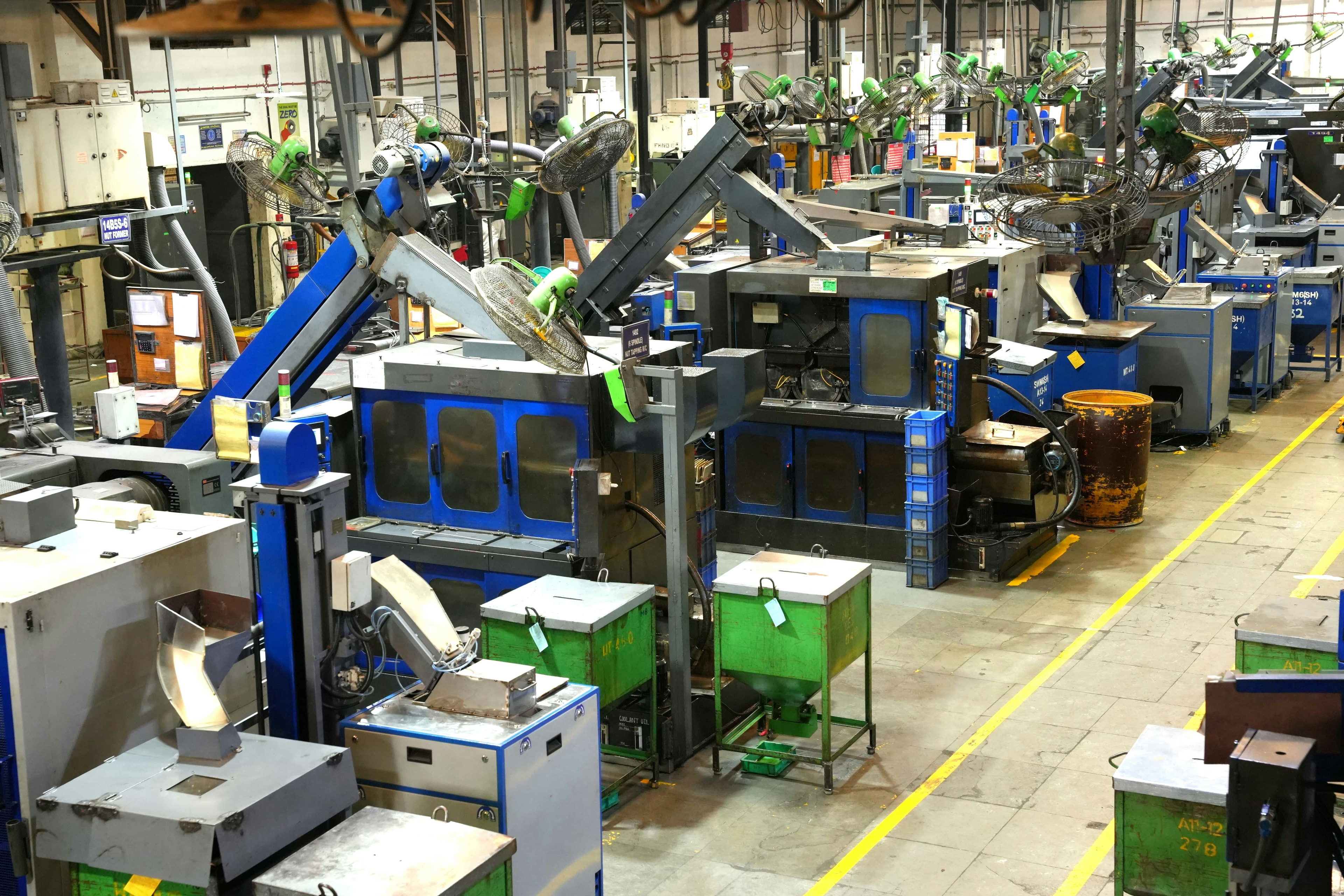 Une ligne de machines dans un atelier