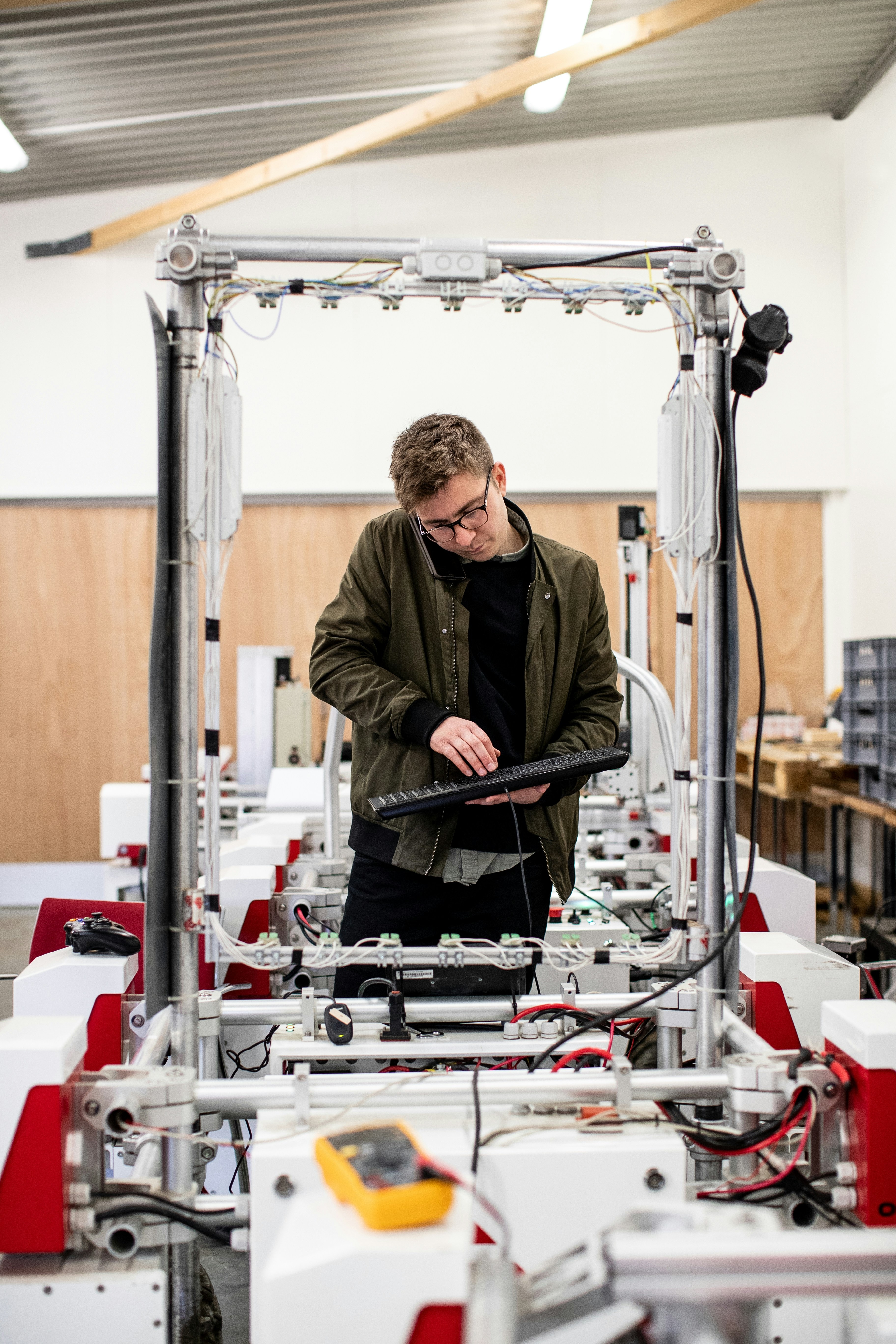 Un technicien qui contrôle une machine
