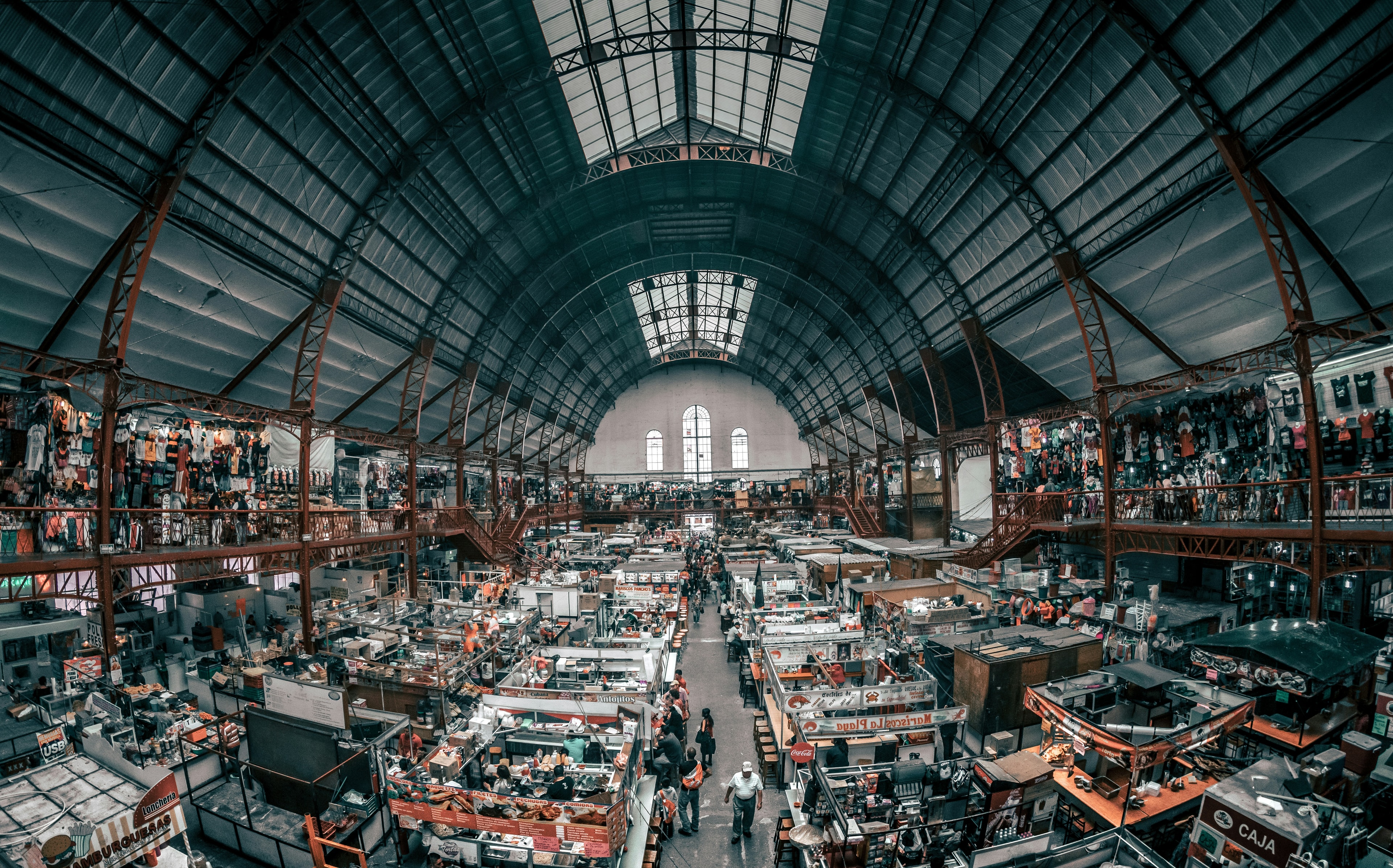 Un grand hall sous verrière, rempli de machines