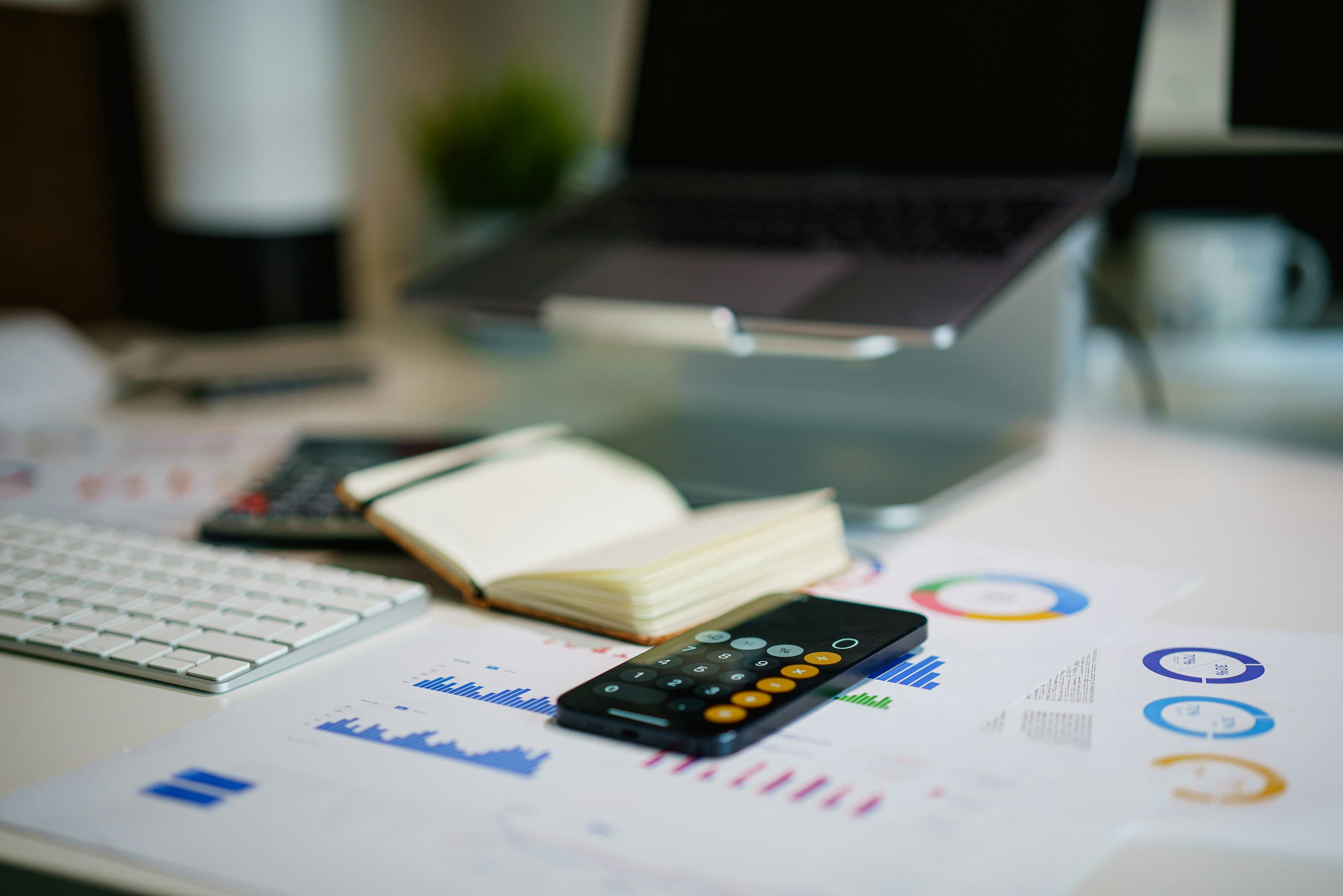Une calculatrice et des graphiques sur un bureau
