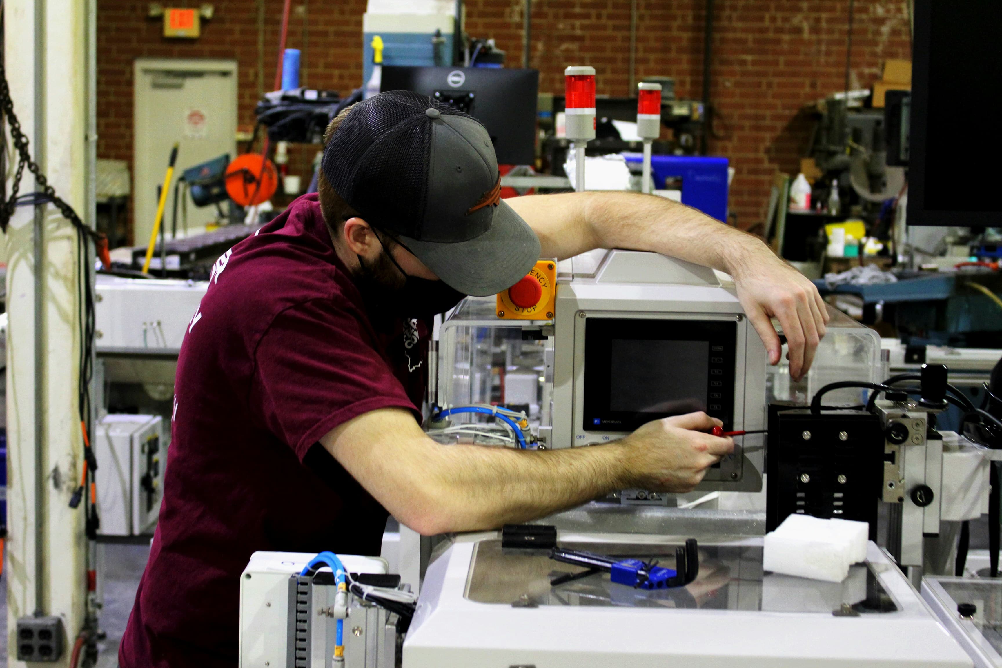 Un technicien qui règle une machine