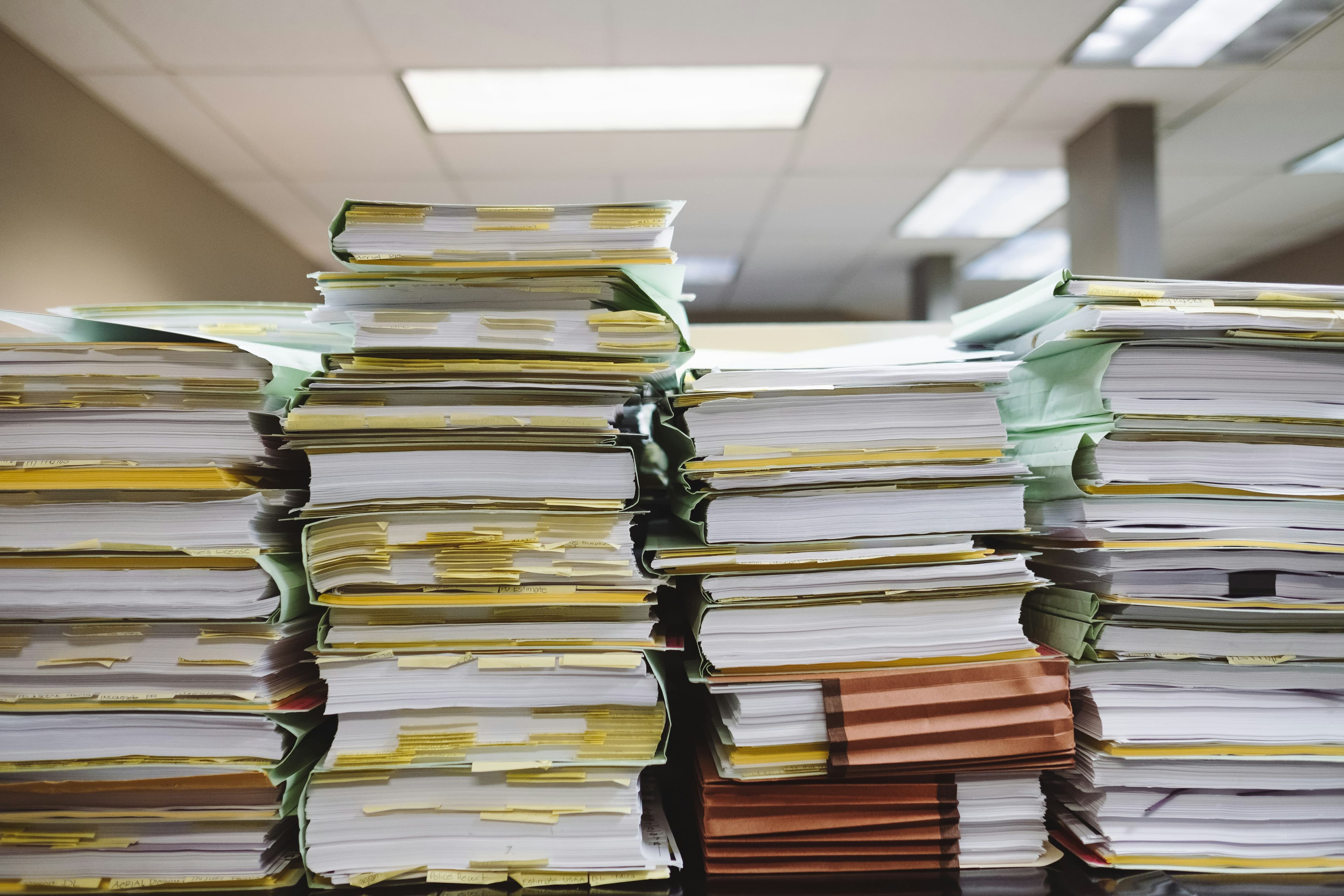 Des piles de dossiers papier