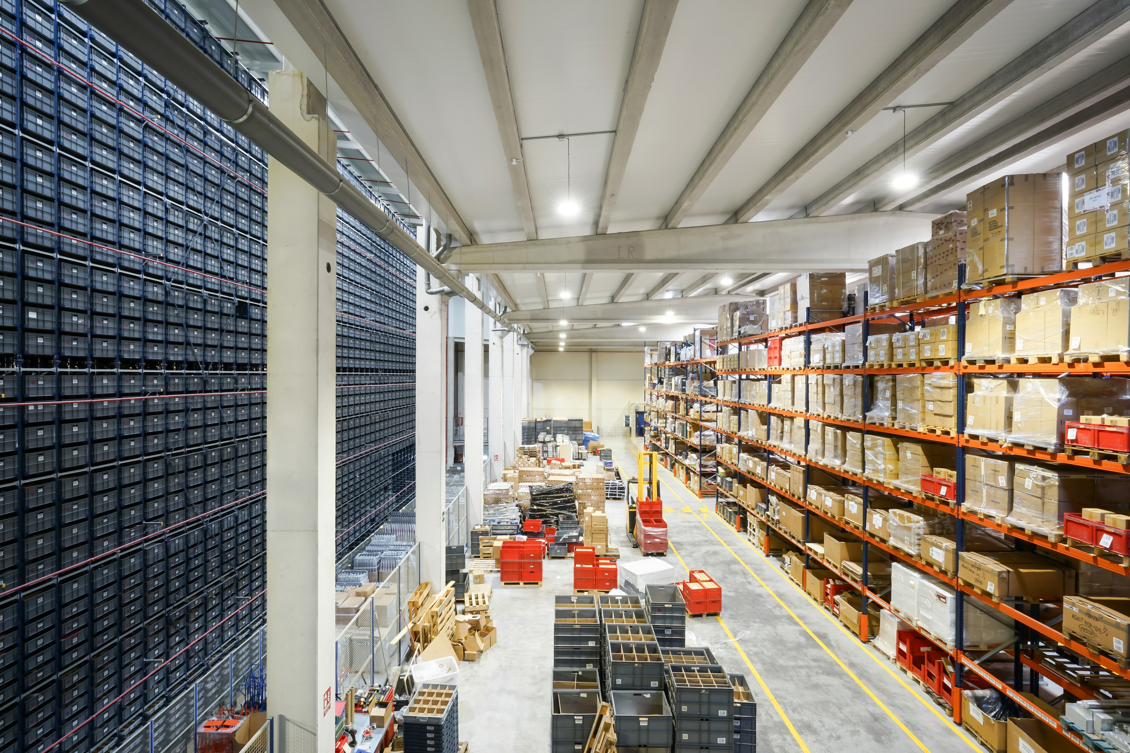 Un entrepôt avec des rayonnages de stockage