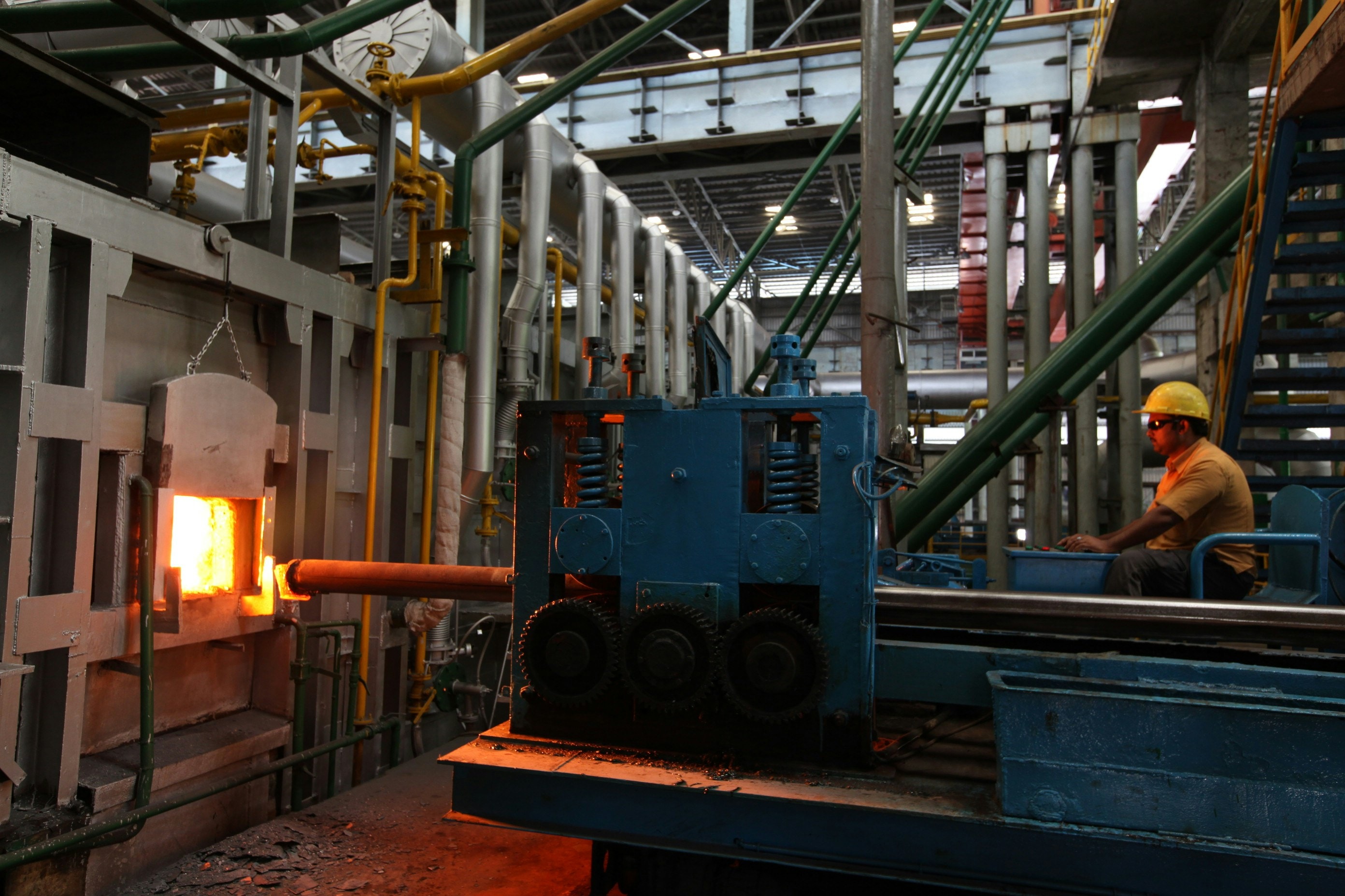 Un opérateur à côté d'un four industriel