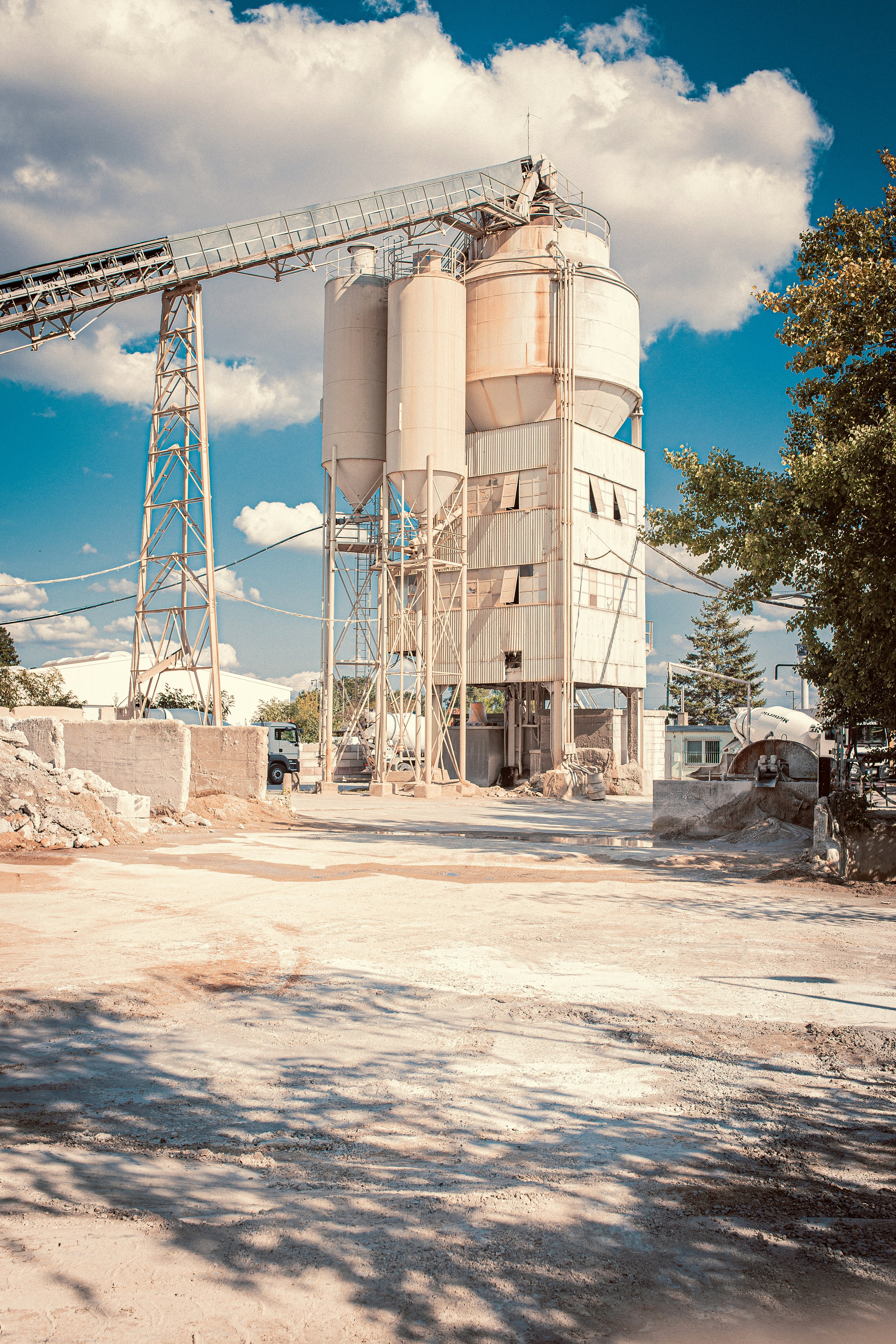 Des silos industriels sous un ciel bleu