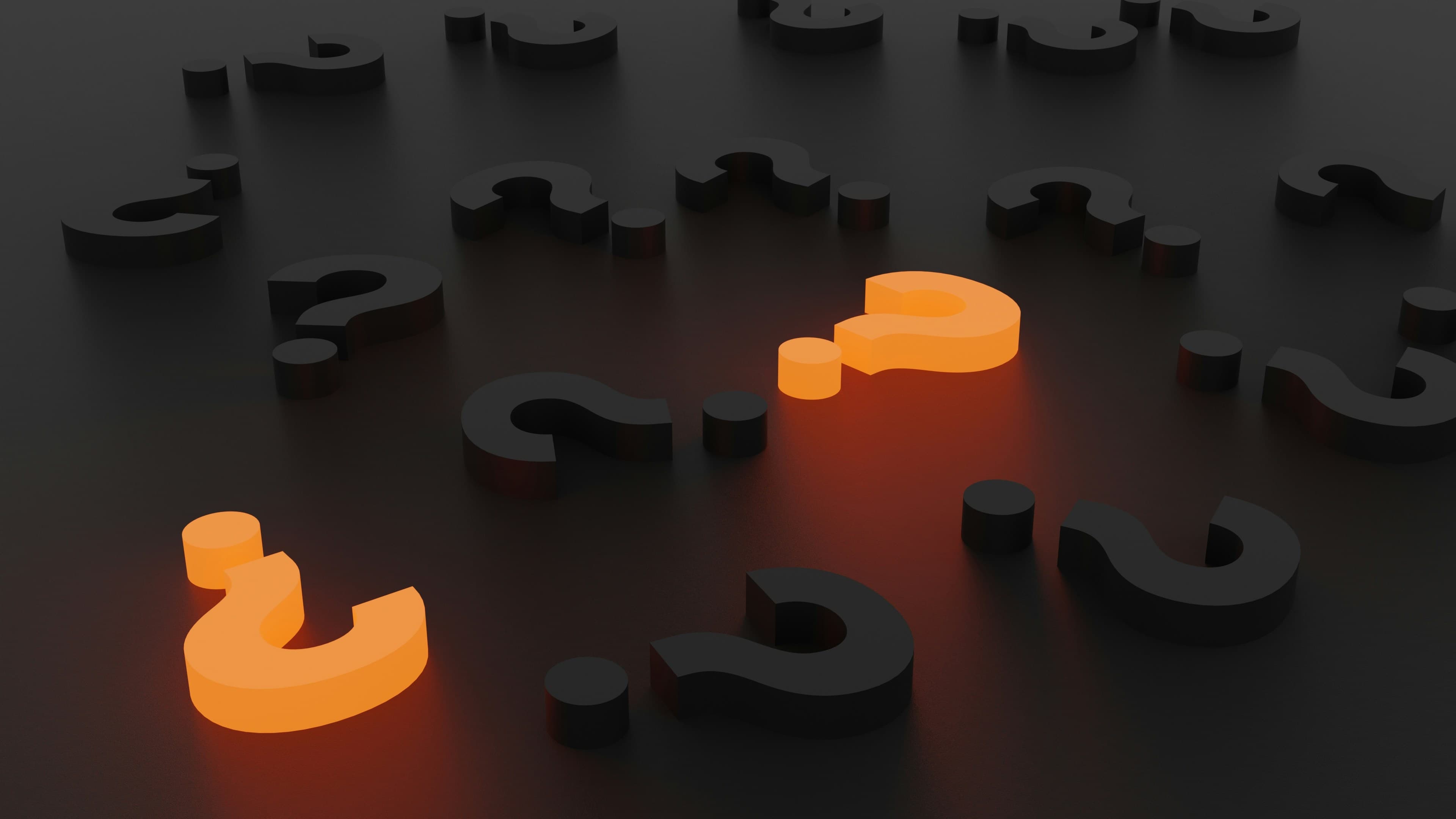 Des points d'interrogation, dont deux en orange